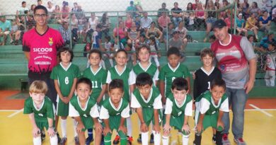 Diante de um número expressivo de torcedores, equipes feminina, masculina e de alunos das escolinhas esportivas representaram o município nos amistosos