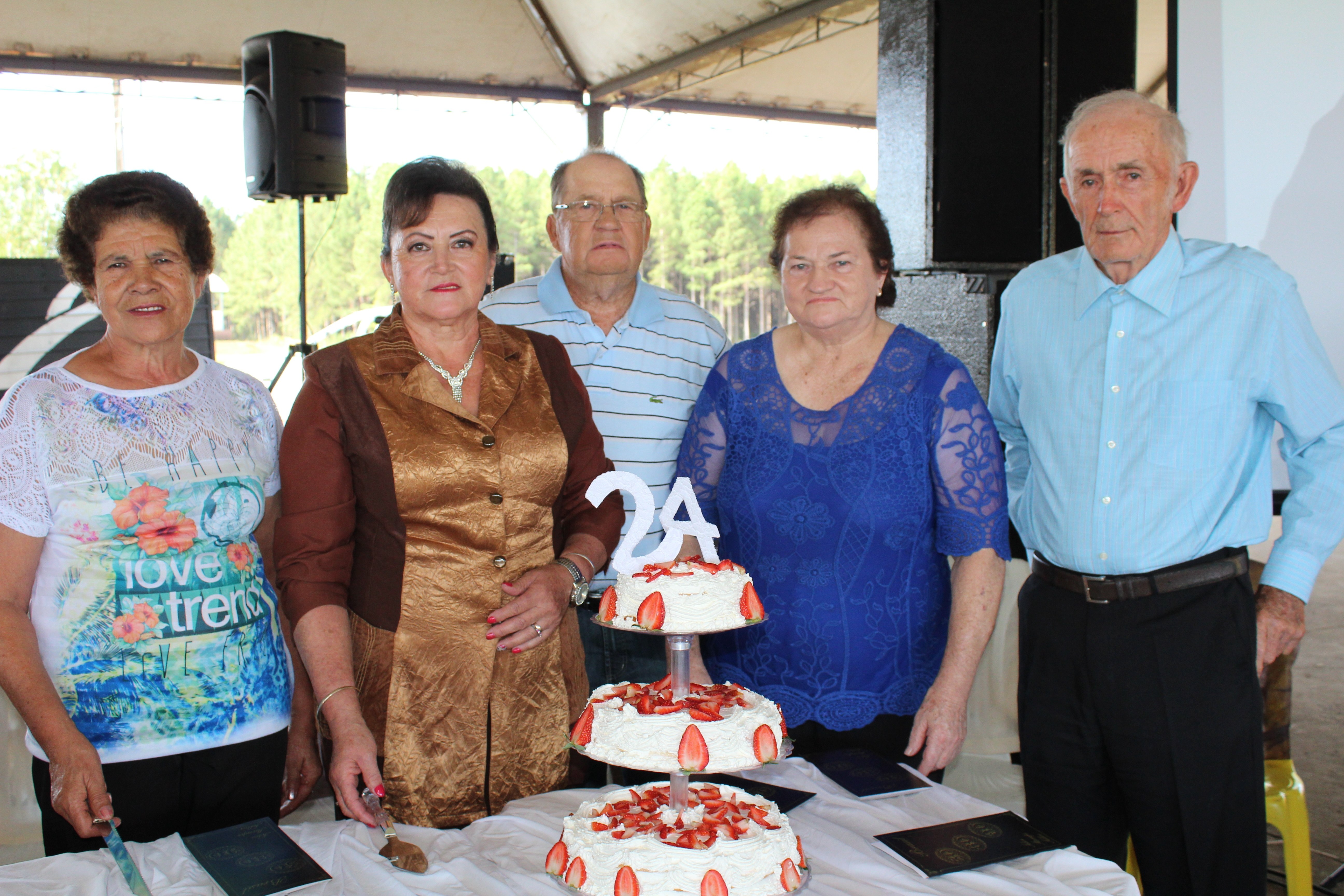 São-cristovenses homenageados com selo postal fizeram o corte oficial do bolo festivo