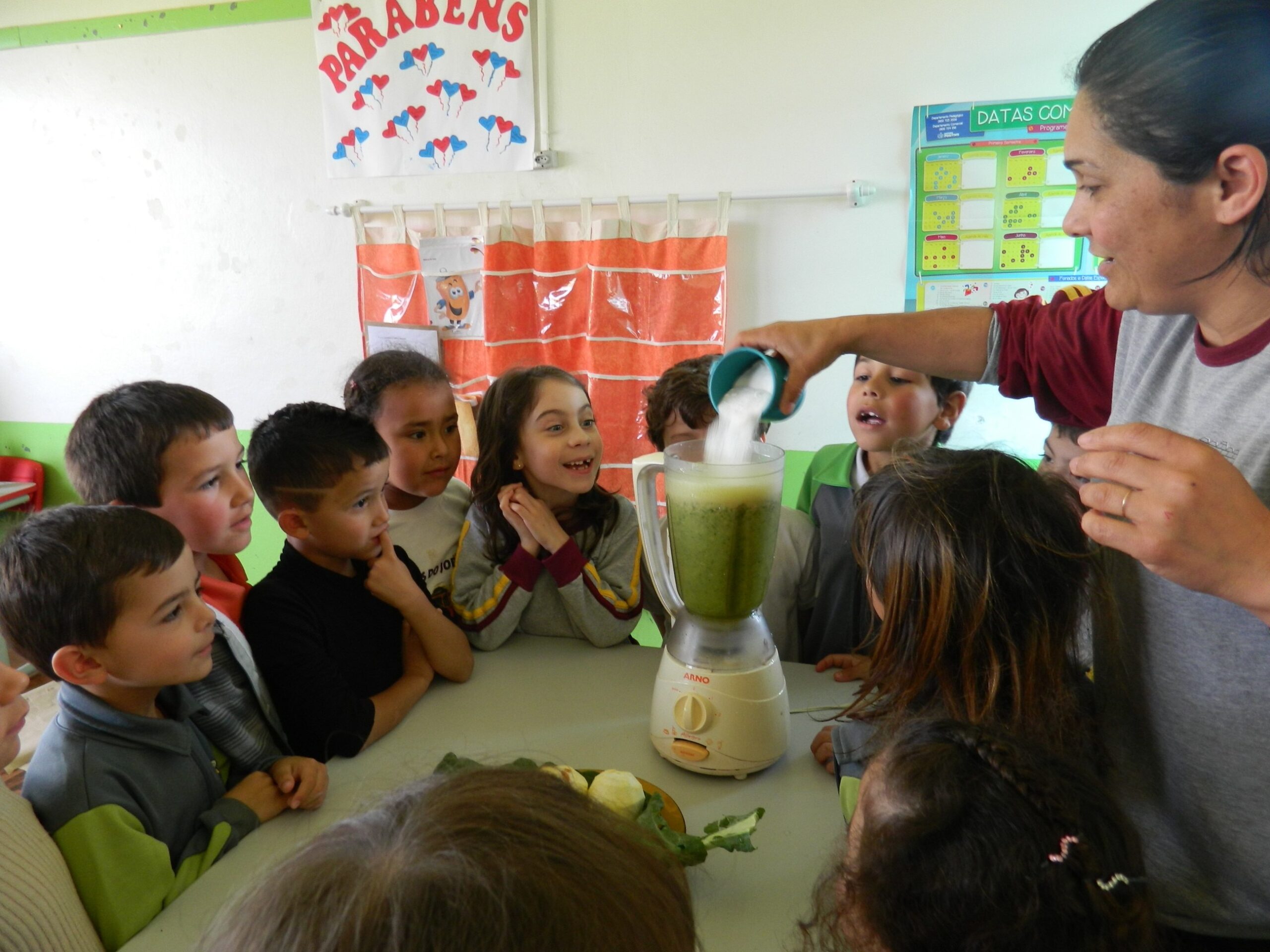Crianças aprendem a preparar receitas com plantas da horta escolar